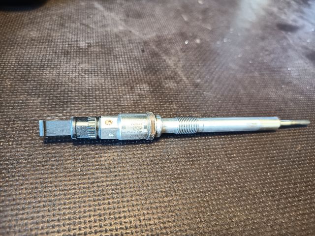 bontott VW GOLF VII Izzító/Gyújtó Gyertya