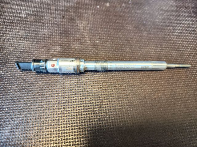 bontott VW GOLF VII Izzító/Gyújtó Gyertya