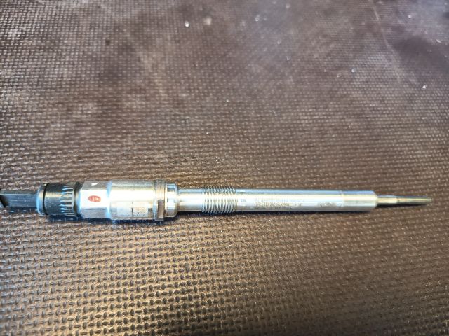 bontott VW GOLF VII Izzító/Gyújtó Gyertya