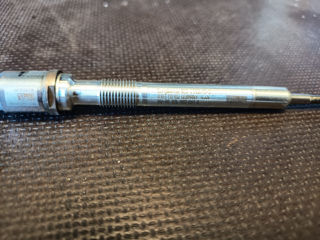 bontott VW GOLF VII Izzító/Gyújtó Gyertya