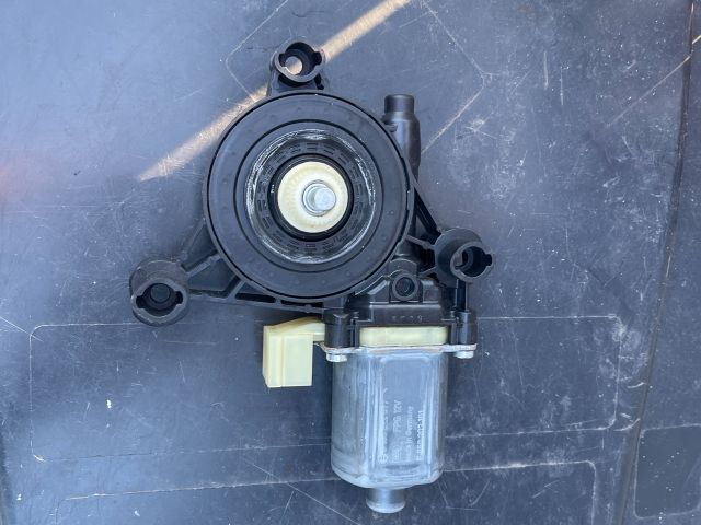 bontott VW GOLF VII Jobb első Ablakemelő Motor