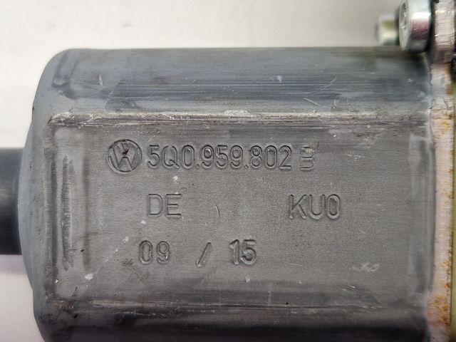 bontott VW GOLF VII Jobb első Ablakemelő Motor