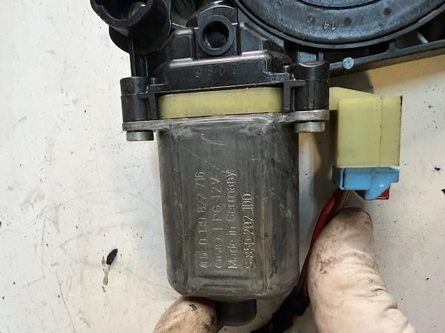 bontott VW GOLF VII Jobb első Ablakemelő Motor