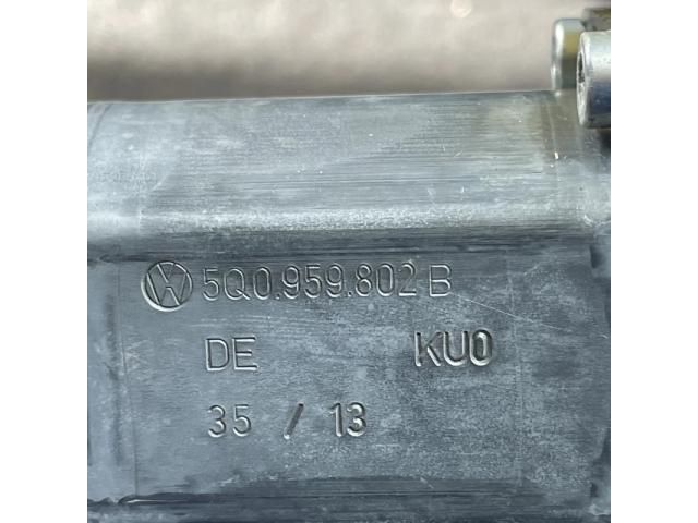 bontott VW GOLF VII Jobb első Ablakemelő Motor