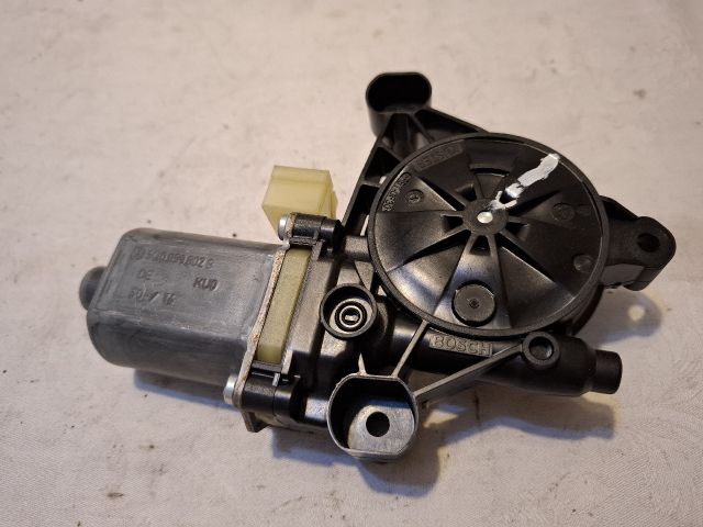 bontott VW GOLF VII Jobb első Ablakemelő Motor