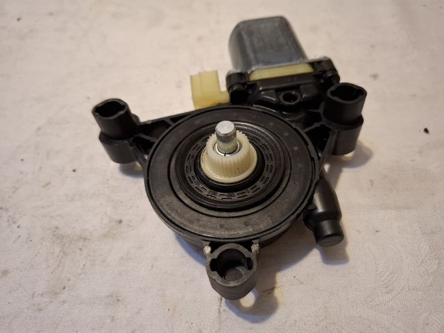 bontott VW GOLF VII Jobb első Ablakemelő Motor