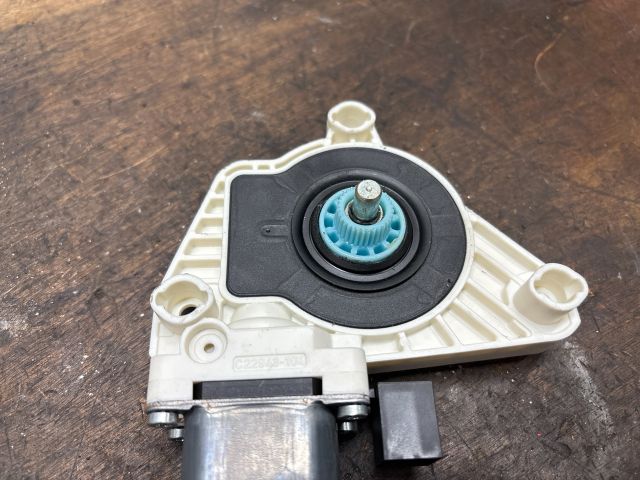 bontott VW GOLF VII Jobb első Ablakemelő Motor