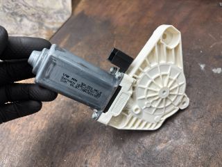 bontott VW GOLF VII Jobb első Ablakemelő Motor