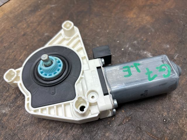 bontott VW GOLF VII Jobb első Ablakemelő Motor