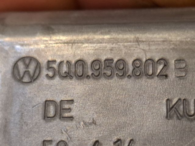 bontott VW GOLF VII Jobb első Ablakemelő Motor