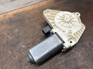 bontott VW GOLF VII Jobb első Ablakemelő Motor