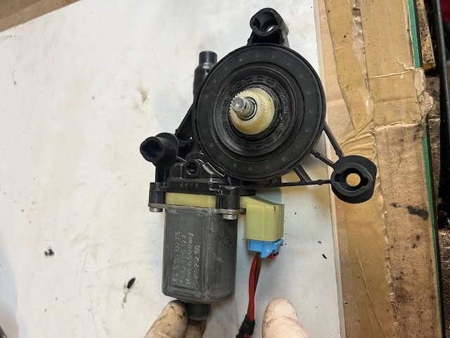 bontott VW GOLF VII Jobb első Ablakemelő Motor