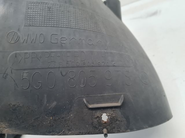 bontott VW GOLF VII Jobb első Dobbetét (Kerékjárati, Műanyag)