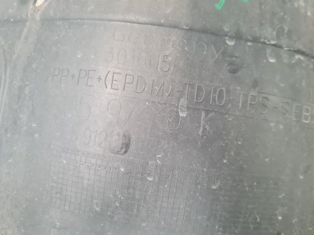 bontott VW GOLF VII Jobb első Első Dobbetét (Kerékjárati, Műanyag)