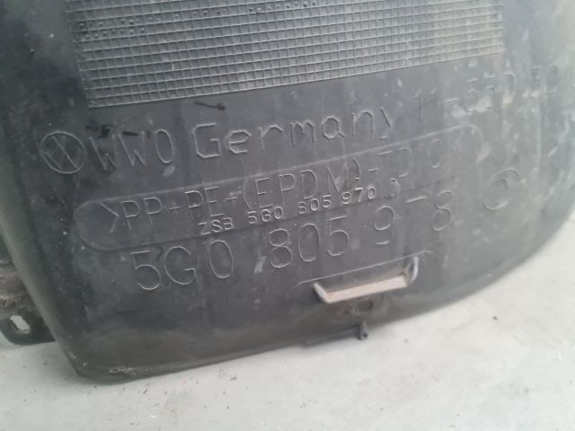 bontott VW GOLF VII Jobb első Hátsó Dobbetét (Kerékjárati, Műanyag)