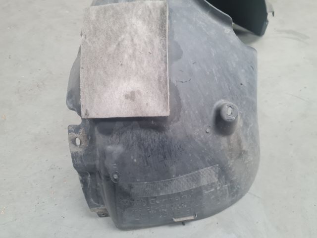 bontott VW GOLF VII Jobb első Hátsó Dobbetét (Kerékjárati, Műanyag)