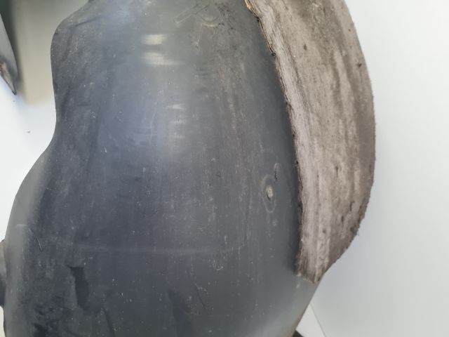 bontott VW GOLF VII Jobb első Hátsó Dobbetét (Kerékjárati, Műanyag)