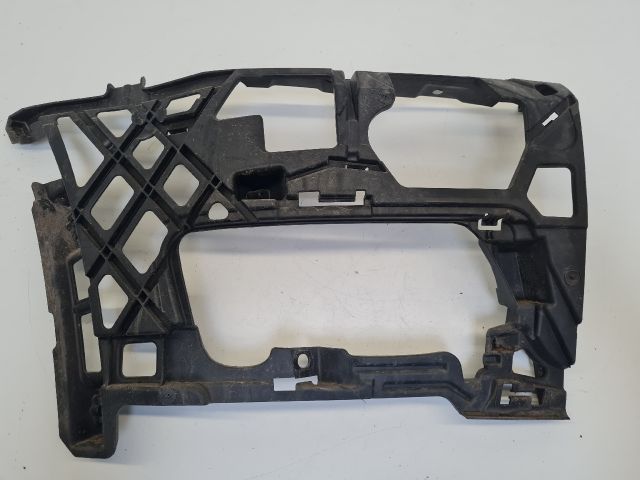 bontott VW GOLF VII Jobb első Lökhárító Tartó (Műanyag)