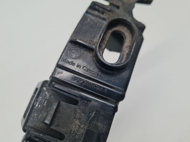 bontott VW GOLF VII Jobb első Lökhárító Tartó (Műanyag)