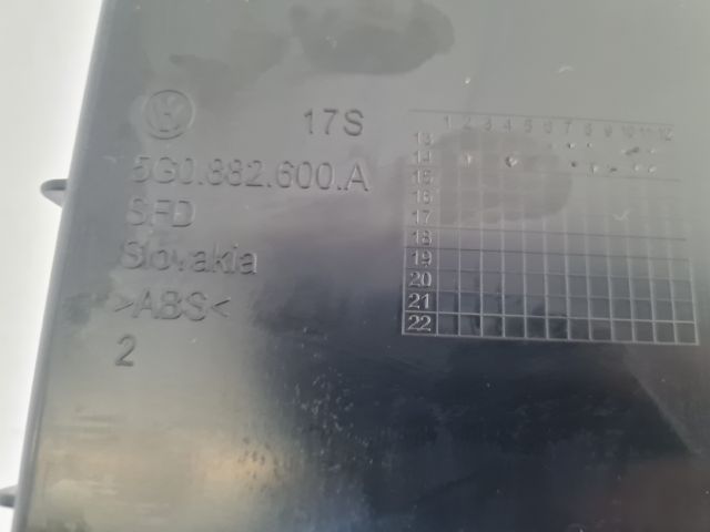 bontott VW GOLF VII Jobb első Tároló Rekesz