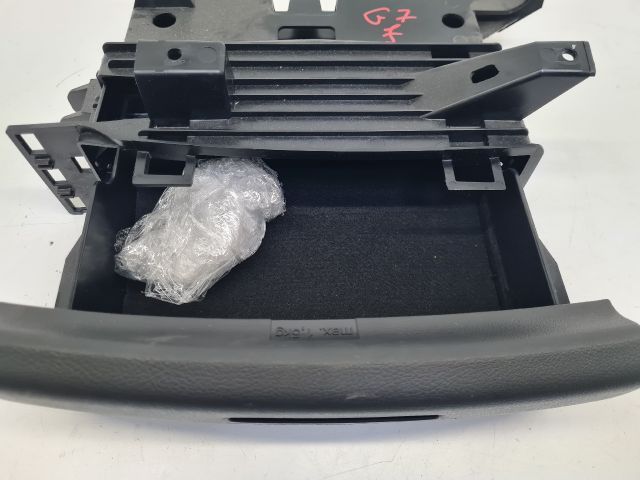 bontott VW GOLF VII Jobb első Tároló Rekesz