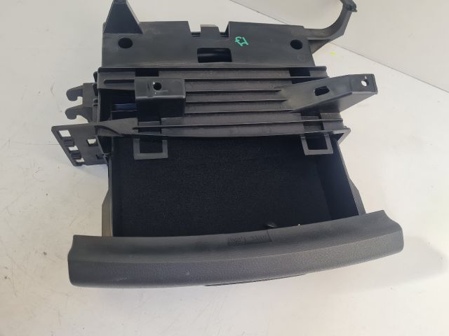 bontott VW GOLF VII Jobb első Tároló Rekesz