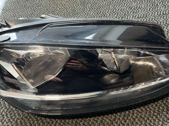 bontott VW GOLF VII Jobb Fényszóró