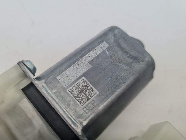 bontott VW GOLF VII Jobb hátsó Ablakemelő Motor