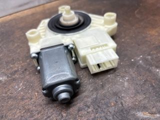 bontott VW GOLF VII Jobb hátsó Ablakemelő Motor