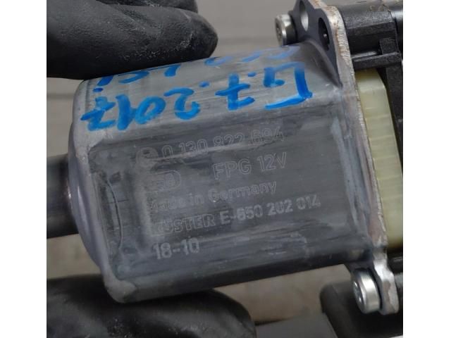 bontott VW GOLF VII Jobb hátsó Ablakemelő Motor