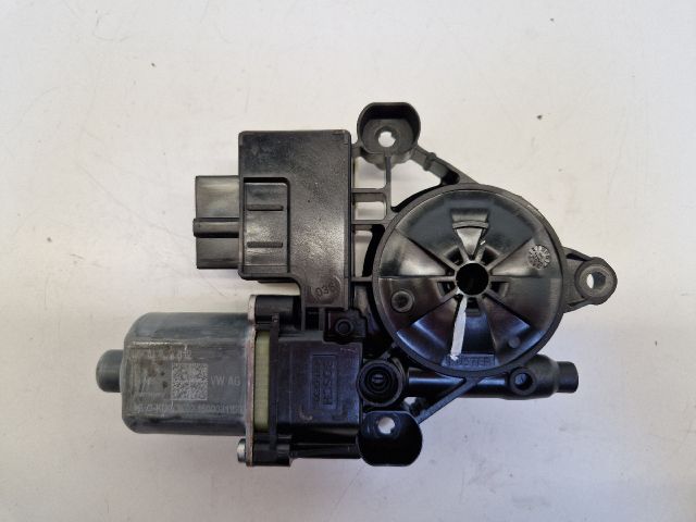 bontott VW GOLF VII Jobb hátsó Ablakemelő Motor