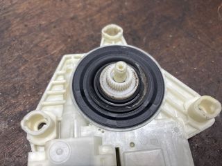 bontott VW GOLF VII Jobb hátsó Ablakemelő Motor