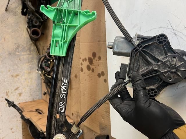 bontott VW GOLF VII Jobb hátsó Ablakemelő Motor