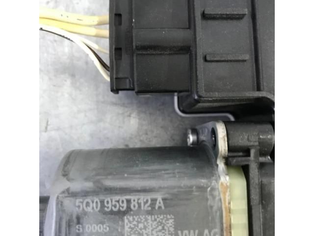 bontott VW GOLF VII Jobb hátsó Ablakemelő Motor