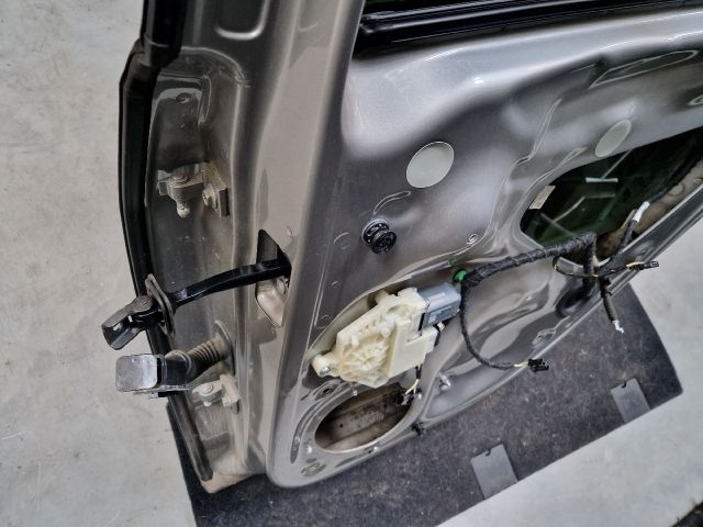 bontott VW GOLF VII Jobb hátsó Ajtó (Részeivel)