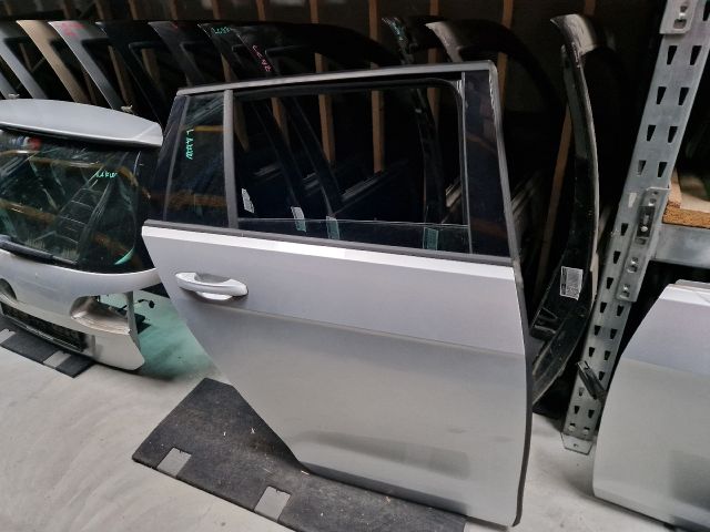 bontott VW GOLF VII Jobb hátsó Ajtó (Részeivel)