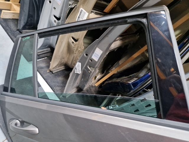 bontott VW GOLF VII Jobb hátsó Ajtó (Részeivel)