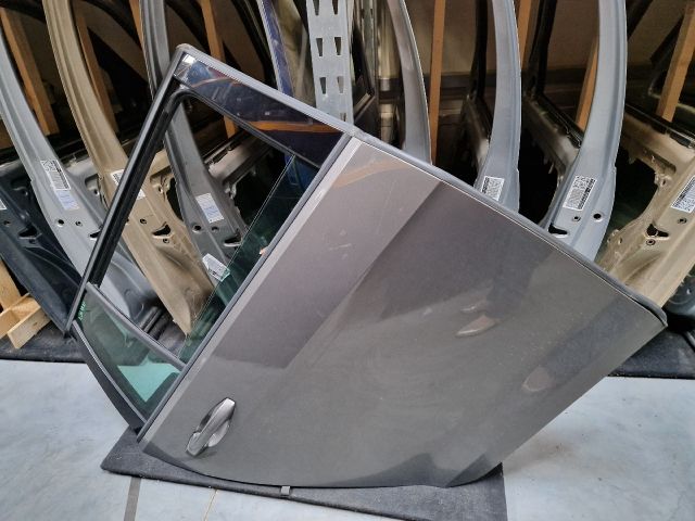 bontott VW GOLF VII Jobb hátsó Ajtó (Részeivel)