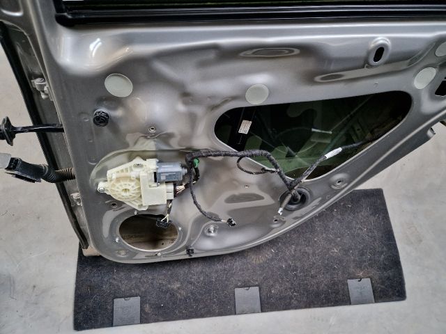 bontott VW GOLF VII Jobb hátsó Ajtó (Részeivel)