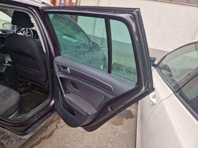 bontott VW GOLF VII Jobb hátsó Ajtó (Részeivel)