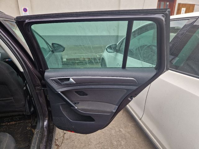 bontott VW GOLF VII Jobb hátsó Ajtó (Részeivel)