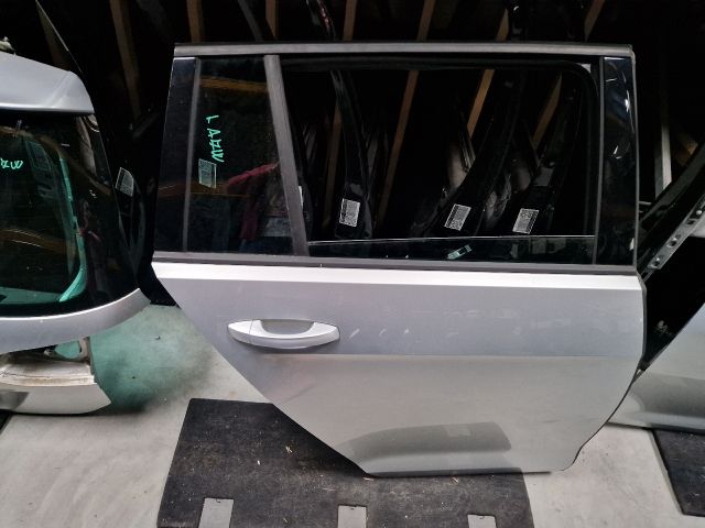 bontott VW GOLF VII Jobb hátsó Ajtó (Részeivel)