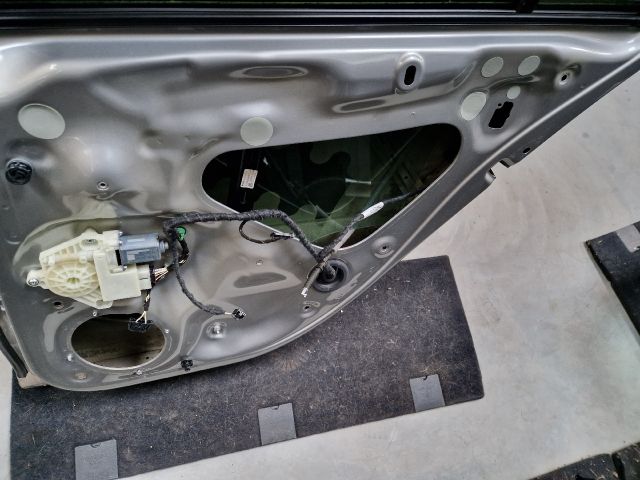 bontott VW GOLF VII Jobb hátsó Ajtó (Részeivel)