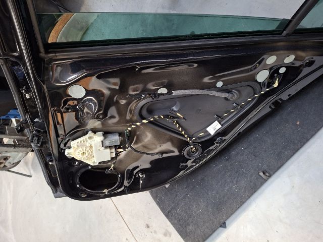 bontott VW GOLF VII Jobb hátsó Ajtó (Részeivel)