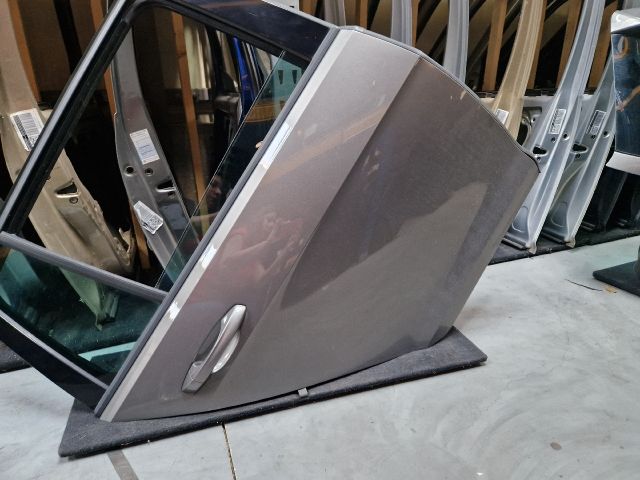 bontott VW GOLF VII Jobb hátsó Ajtó (Részeivel)