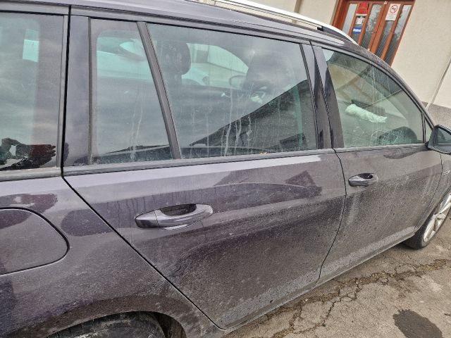 bontott VW GOLF VII Jobb hátsó Ajtó (Részeivel)