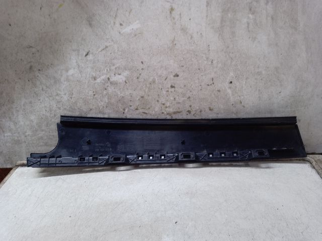 bontott VW GOLF VII Jobb hátsó Ajtókeret Burkolat