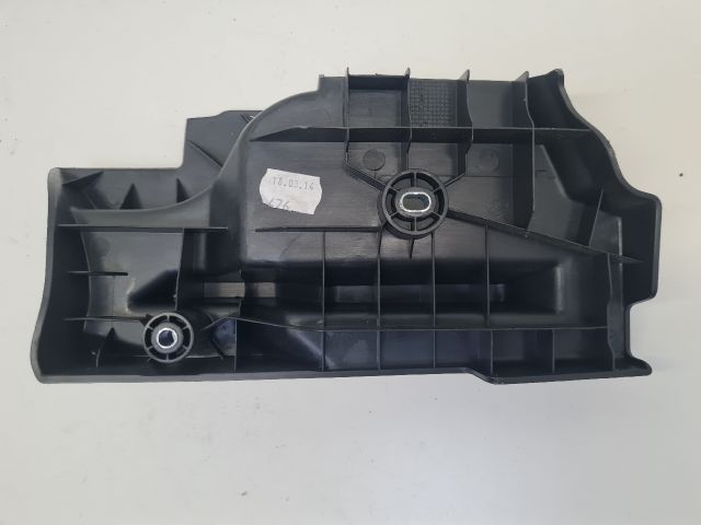 bontott VW GOLF VII Jobb hátsó Csomagtér Burkolat (Műanyag)