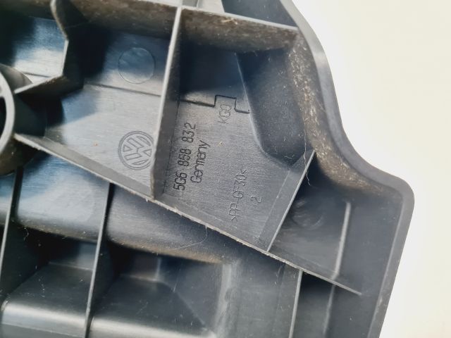 bontott VW GOLF VII Jobb hátsó Csomagtér Burkolat (Műanyag)