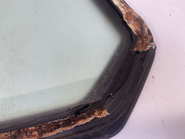 bontott VW GOLF VII Jobb hátsó Fixüveg (Ajtóban)